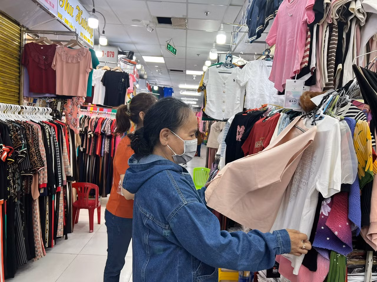 Tiểu thương kinh doanh tại chợ truyền thống.