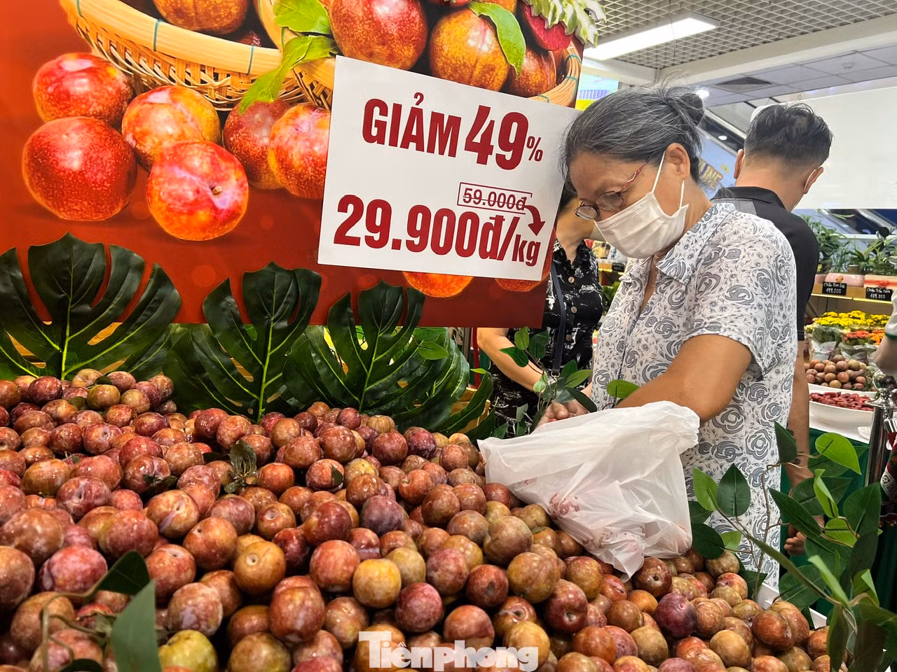 Mận hậu Sơn La tại siêu thị quả to, gần đạt chuẩn xuất khẩu và đang giảm giá tới 49% Mận hậu Sơn La tại siêu thị quả to, gần đạt chuẩn xuất khẩu và đang giảm giá tới 49%