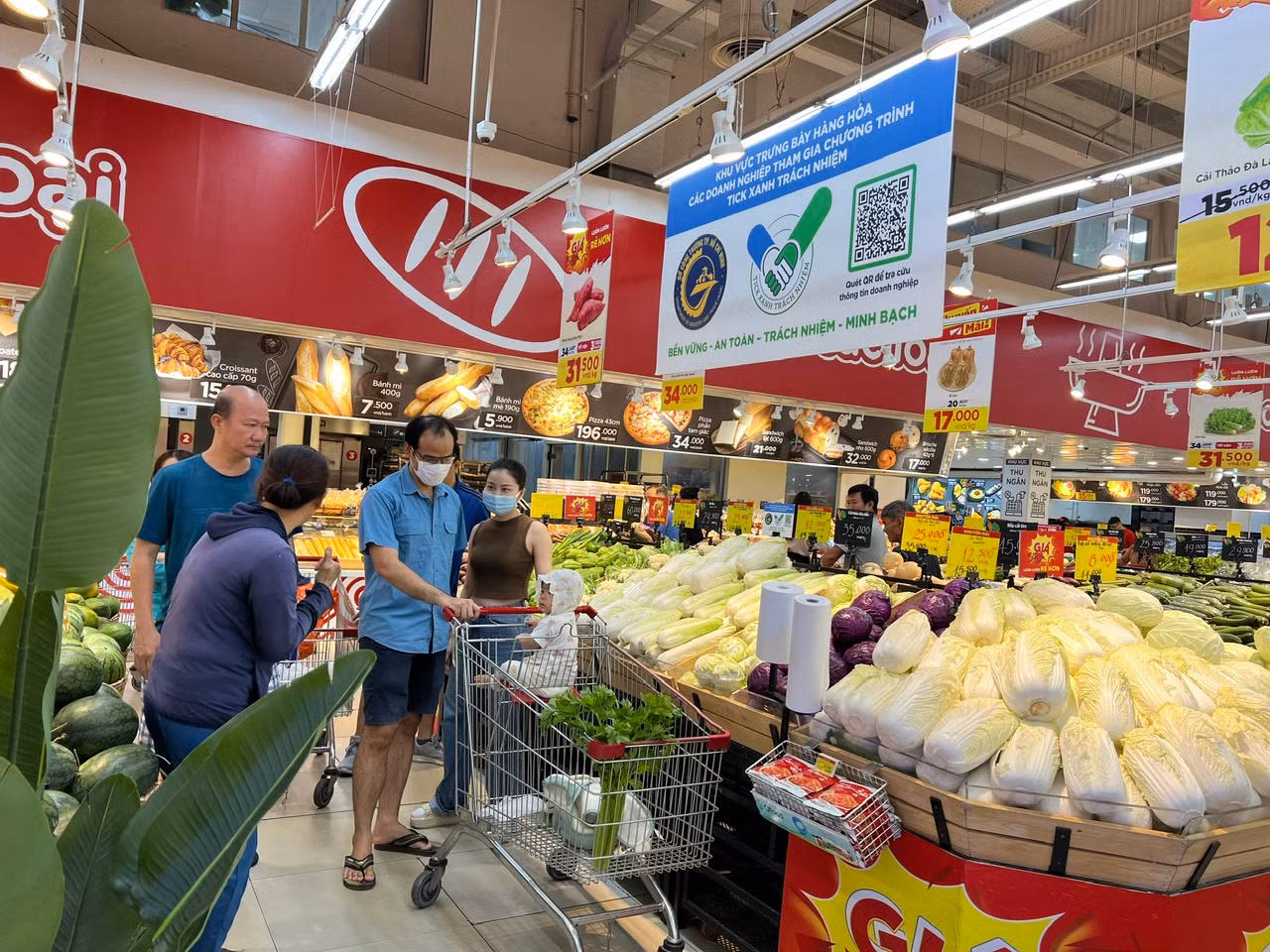 Siêu thị nhộn có quầy hàng "tick xanh trách nhiệm" hút khách cuối tuần Siêu thị nhộn có quầy hàng "tick xanh trách nhiệm" hút khách cuối tuần