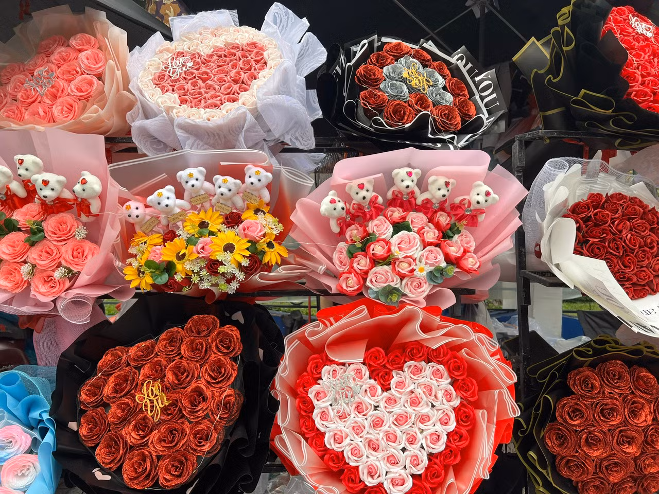Các loại hoa hồng sáp, hoa gấu bông với nhiều kiểu dáng, màu sắc bắt mắt có giá từ 50.000 đồng/bó. "Hoa này chơi lâu bền, không lo hư hỏng, giá cả phải chăng... Thay vì chọn hoa tươi, những năm gần đây khách hàng ưa chuộng hoa hồng sáp nhiều hơn" - ông Trần Văn Bình (bán hoa trên đường Nguyễn Trãi, quận 1) cho biết. Các loại hoa hồng sáp, hoa gấu bông với nhiều kiểu dáng, màu sắc bắt mắt có giá từ 50.000 đồng/bó. "Hoa này chơi lâu bền, không lo hư hỏng, giá cả phải chăng... Thay vì chọn hoa tươi, những năm gần đây khách hàng ưa chuộng hoa hồng sáp nhiều hơn" - ông Trần Văn Bình (bán hoa trên đường Nguyễn Trãi, quận 1) cho biết.