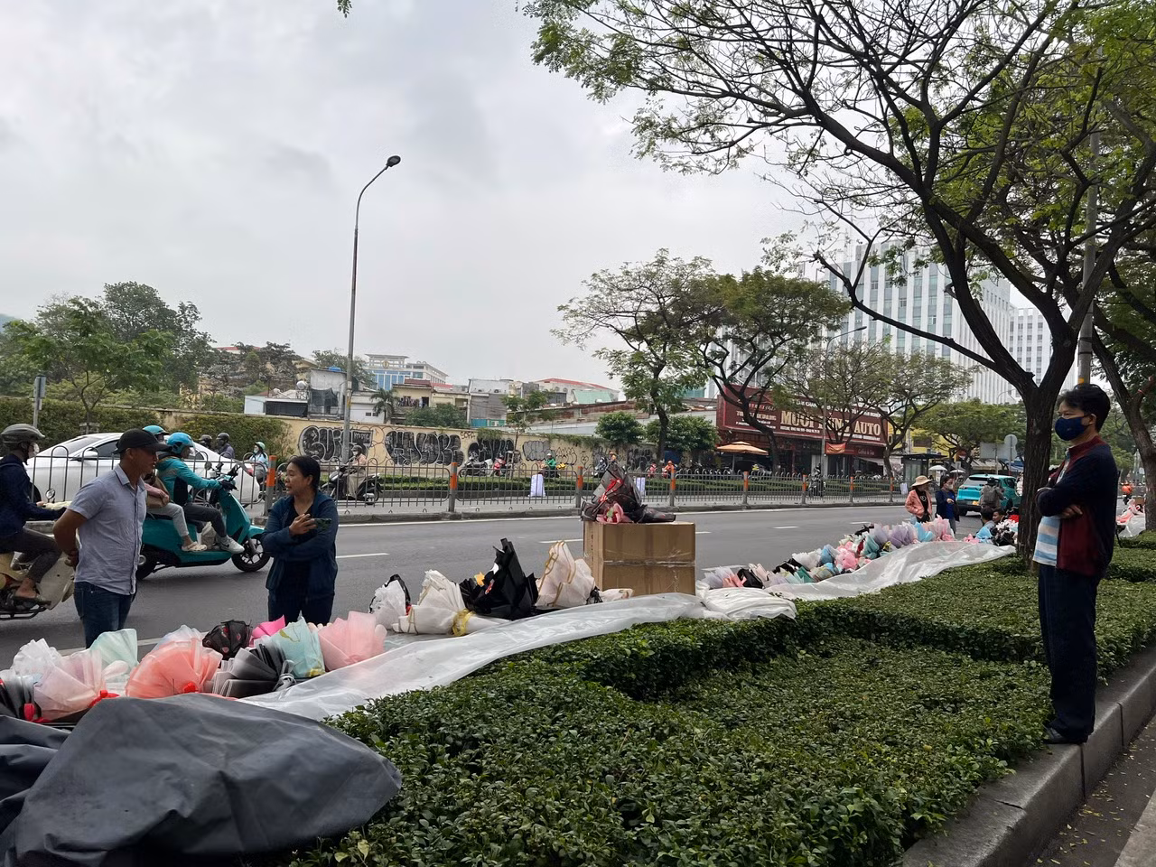 Người bán trông ngóng khách mua. Người bán trông ngóng khách mua.
