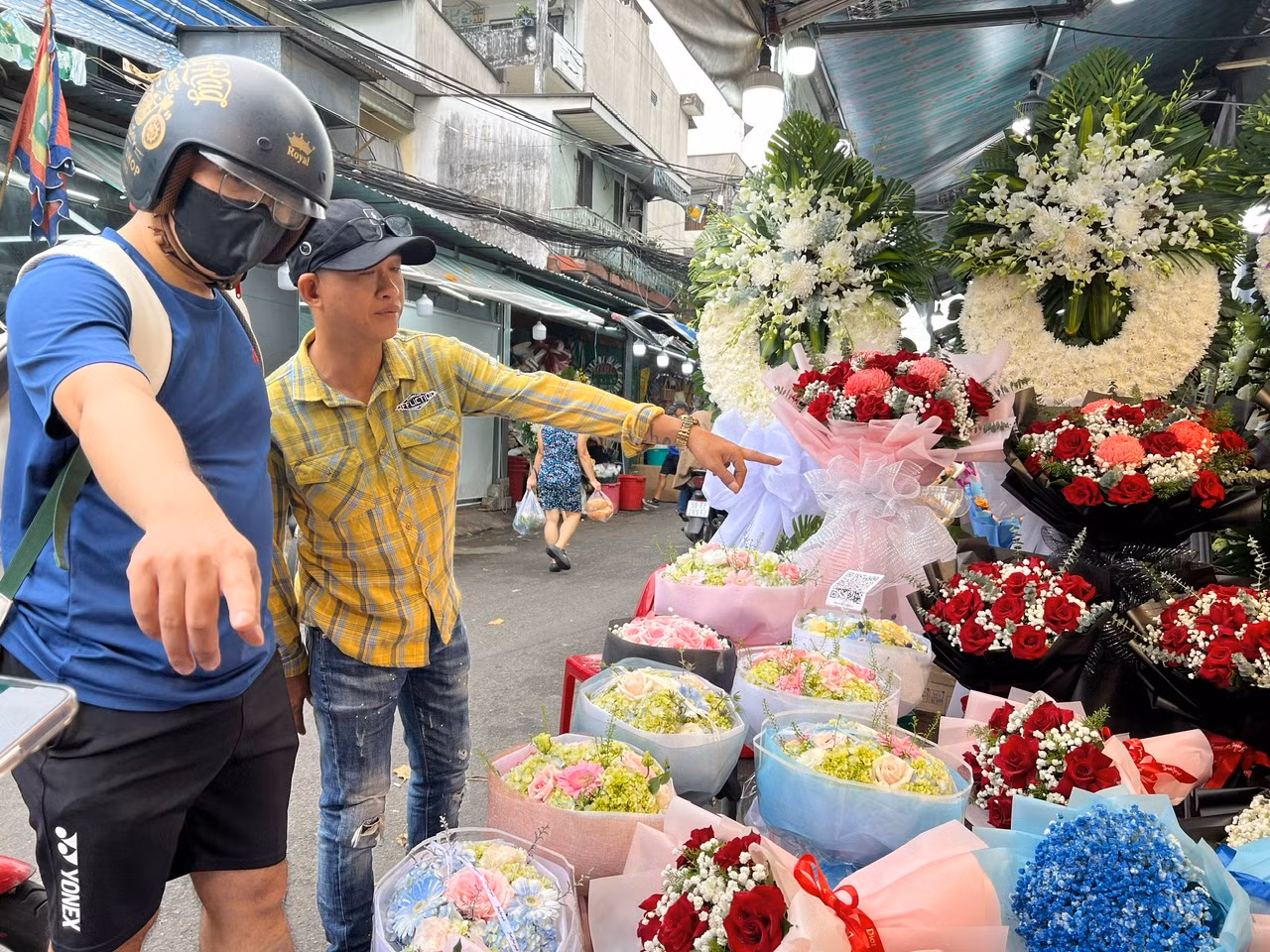Mỗi bó hoa hồng có giá từ 150.000 - 200.000 đồng/bó, tiểu thương chủ động giảm giá sớm để hút khách. Mỗi bó hoa hồng có giá từ 150.000 - 200.000 đồng/bó, tiểu thương chủ động giảm giá sớm để hút khách.