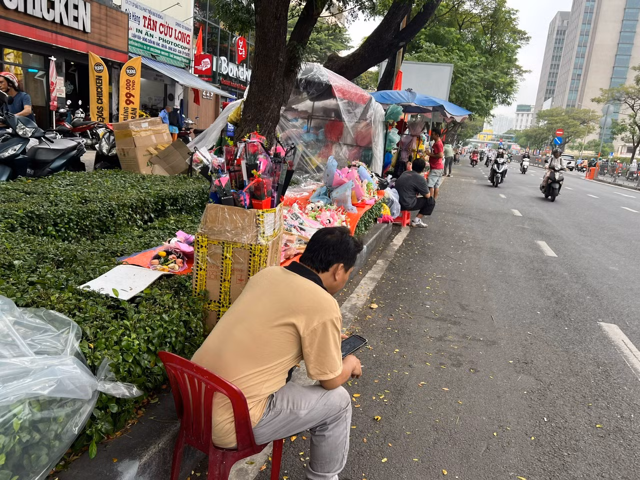 Tuy nhiên, theo ghi nhận của phóng viên trong ngày 14/2, đa số các quầy kinh doanh hoa, quà tặng đều rất vắng khách. "Tôi đã dọn hoa, quà tặng đến đây bán được hai ngày nhưng khách rất vắng. Hôm nay thời tiết ở TPHCM có mưa nên có thể sẽ ít người mua hơn. Chúng tôi đang hy vọng vào buổi chiều tối nay sẽ khả quan hơn nhưng cũng rất lo lắng" - ông Võ Văn Hà có thâm niên gần 5 năm bán hoa dịp lễ cho biết. Tuy nhiên, theo ghi nhận của phóng viên trong ngày 14/2, đa số các quầy kinh doanh hoa, quà tặng đều rất vắng khách. "Tôi đã dọn hoa, quà tặng đến đây bán được hai ngày nhưng khách rất vắng. Hôm nay thời tiết ở TPHCM có mưa nên có thể sẽ ít người mua hơn. Chúng tôi đang hy vọng vào buổi chiều tối nay sẽ khả quan hơn nhưng cũng rất lo lắng" - ông Võ Văn Hà có thâm niên gần 5 năm bán hoa dịp lễ cho biết.