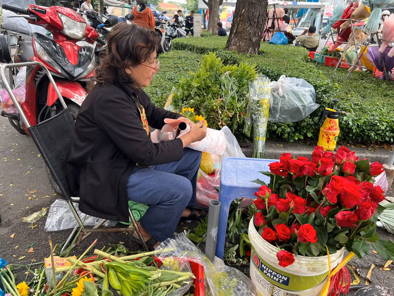 Năm nay giá hoa hồng không tăng, dù Tết Nguyên đán vừa qua và sản lượng hoa tươi chưa nhiều. Năm nay giá hoa hồng không tăng, dù Tết Nguyên đán vừa qua và sản lượng hoa tươi chưa nhiều.