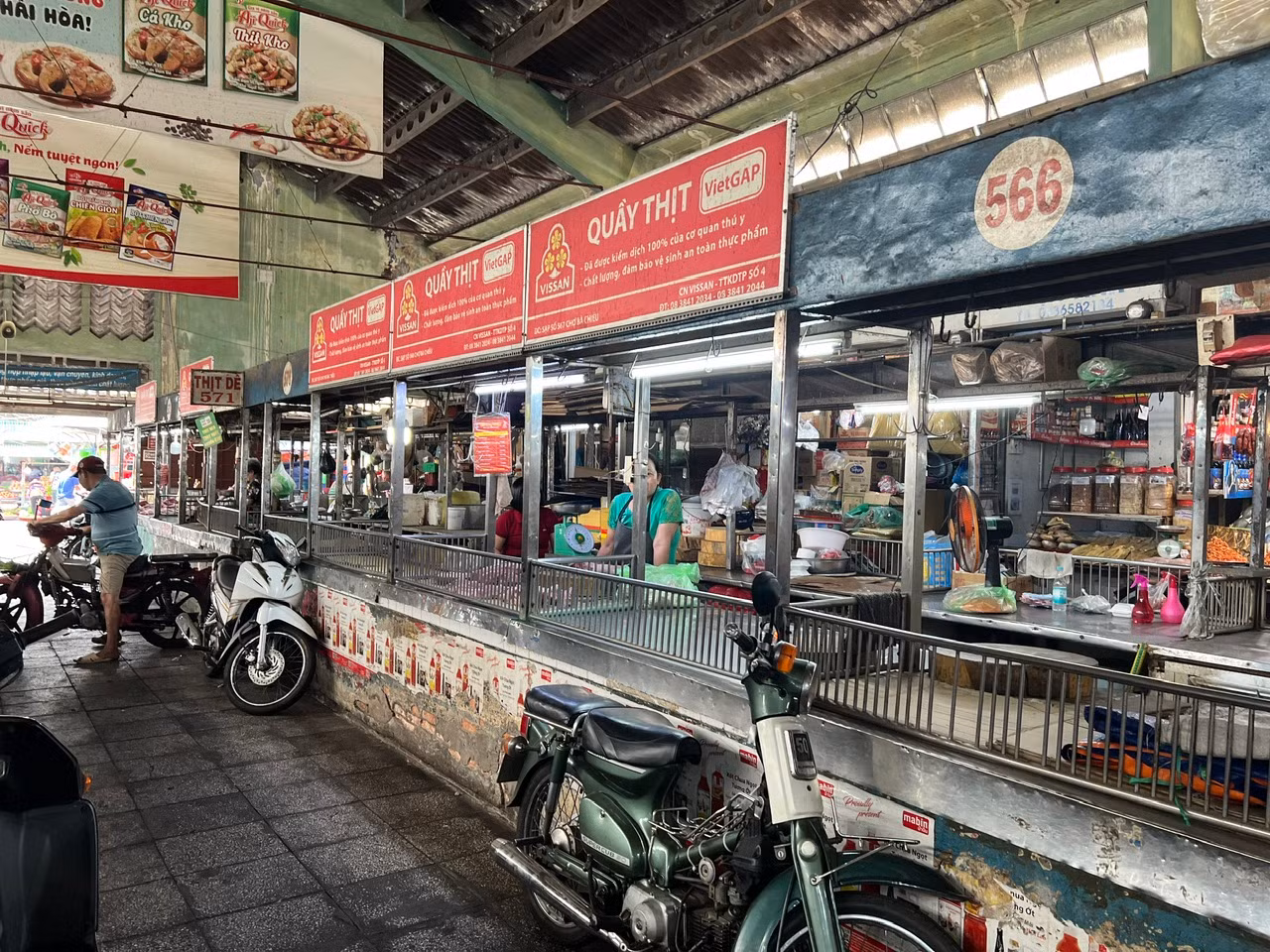 Nhiều sạp hàng thịt heo tại chợ Bà Chiểu (quận Bình Thạnh) vắng tiểu thương