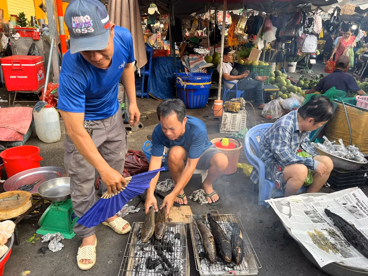 Tại các chợ lẻ như Hòa Bình (quận 5), chợ Thiếc (quận 11), Bà Chiểu (quận Bình Thạnh)... tiểu thương còn bày lò nướng cá lóc ngay trên đường để phục vụ khách đi chợ. "Cá lóc nướng có giá từ 200.000 - 250.000 đồng/con, tùy lớn nhỏ. Giá này tăng khoảng 20.000 đồng so với năm ngoái. Chúng tôi còn tặng kèm bún, rau sống, mắm nêm cho khách" - ông Thành, tiểu thương chợ Hòa Bình nói. Tại các chợ lẻ như Hòa Bình (quận 5), chợ Thiếc (quận 11), Bà Chiểu (quận Bình Thạnh)... tiểu thương còn bày lò nướng cá lóc ngay trên đường để phục vụ khách đi chợ. "Cá lóc nướng có giá từ 200.000 - 250.000 đồng/con, tùy lớn nhỏ. Giá này tăng khoảng 20.000 đồng so với năm ngoái. Chúng tôi còn tặng kèm bún, rau sống, mắm nêm cho khách" - ông Thành, tiểu thương chợ Hòa Bình nói.