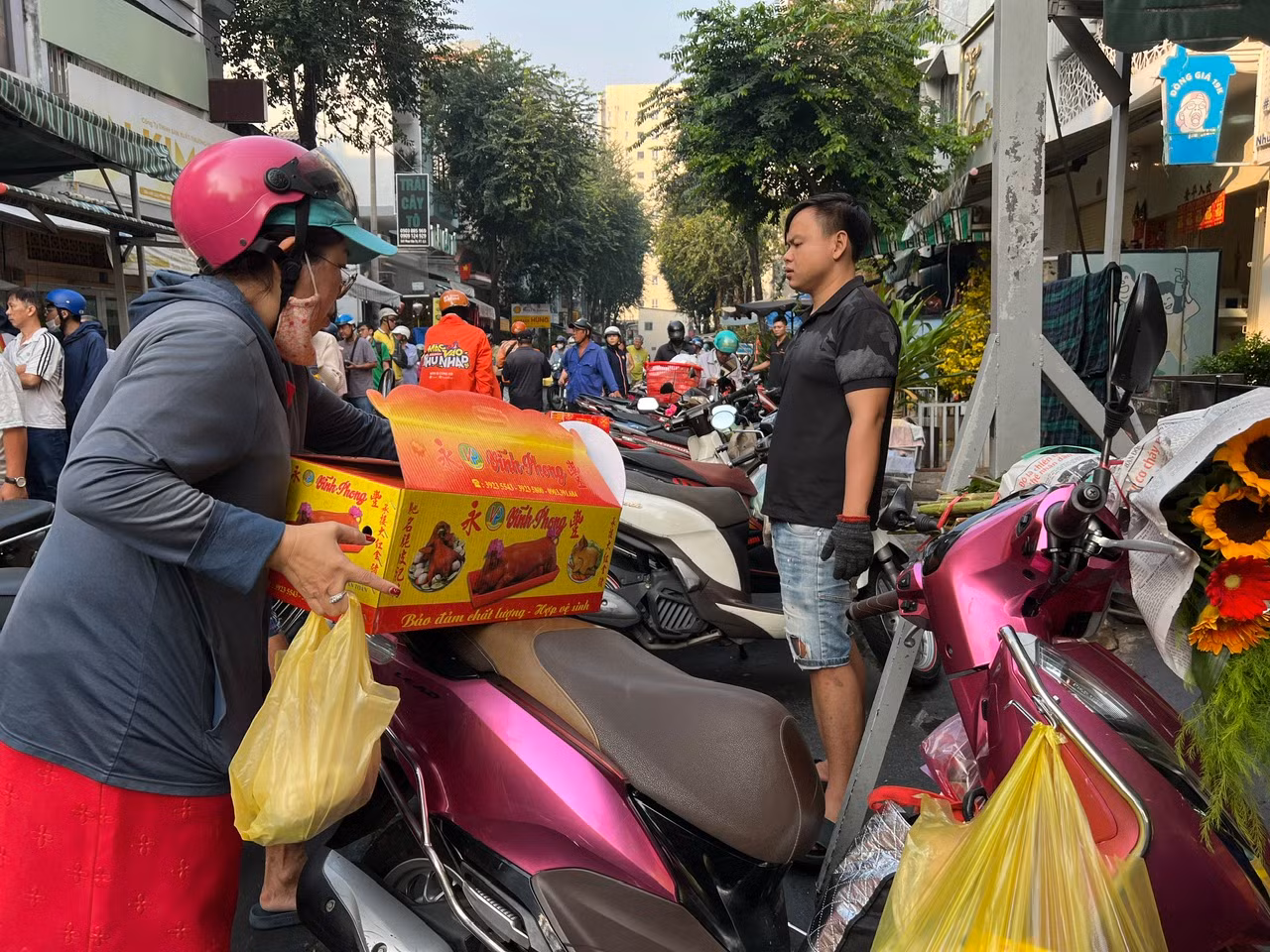 Nhiều người thở phào khi mua được heo quay kịp giờ cúng Thần Tài. "Tôi có đặt trước hai hôm để đến tiệm là có hàng ngay, tuy nhiên vẫn phải chờ hơn 20 phút mới đến lượt" - nữ khách hàng nói. Nhiều người thở phào khi mua được heo quay kịp giờ cúng Thần Tài. "Tôi có đặt trước hai hôm để đến tiệm là có hàng ngay, tuy nhiên vẫn phải chờ hơn 20 phút mới đến lượt" - nữ khách hàng nói.