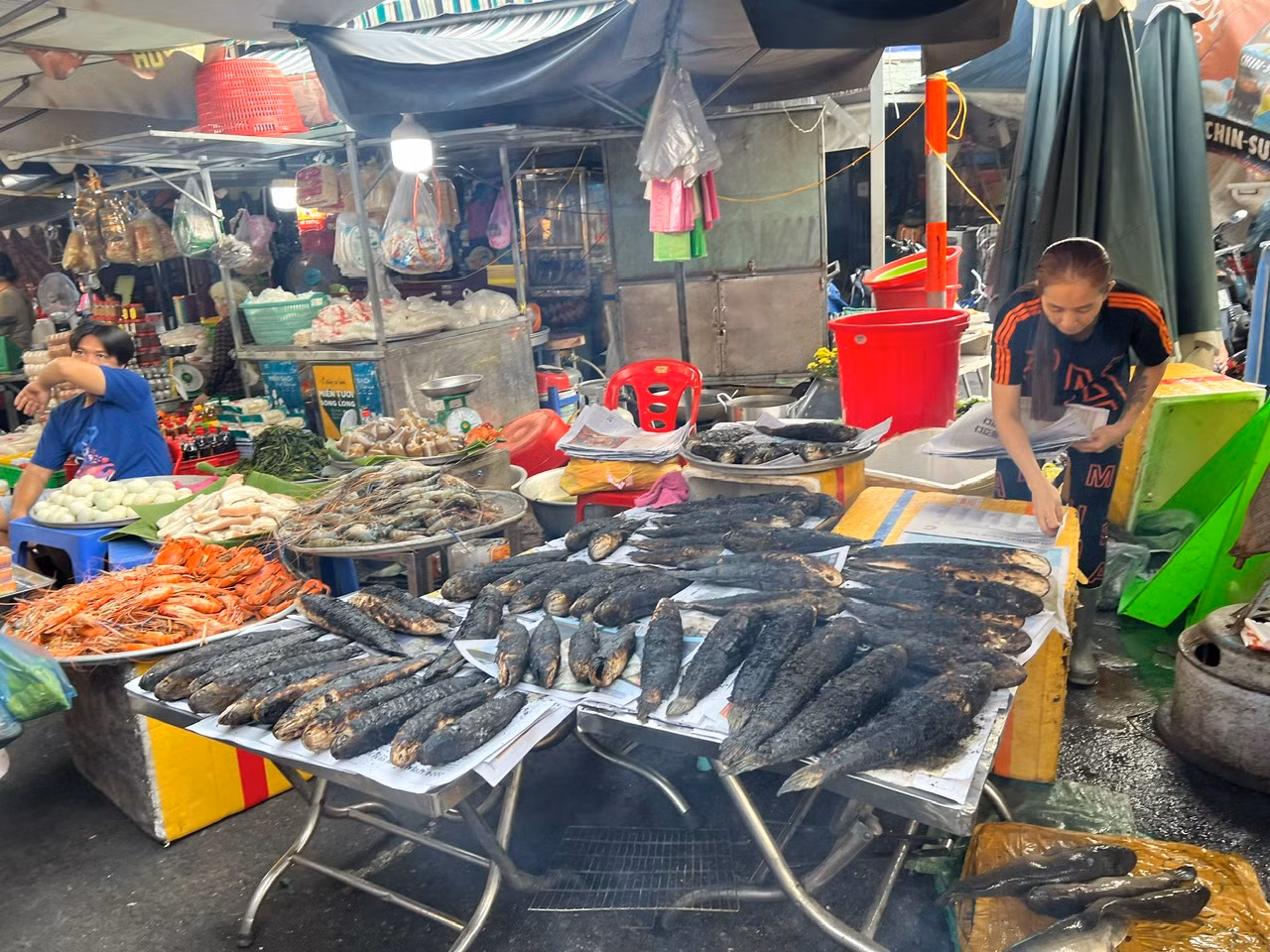 Cá lóc cúng Thần Tài bày đầy bàn chờ khách. Cá lóc cúng Thần Tài bày đầy bàn chờ khách.