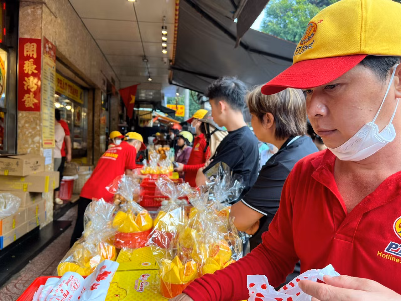 Theo người bán, giá cả không tăng so với ngày thường. Cụ thể, heo quay có giá từ 350.000 – 400.000 đồng, vịt quay 350.000 đồng/con... "Sáng nay, chúng tôi mở cửa từ 5 giờ sáng để phục vụ khách hàng" - nhân viên tiệm heo quay cho biết. Theo người bán, giá cả không tăng so với ngày thường. Cụ thể, heo quay có giá từ 350.000 – 400.000 đồng, vịt quay 350.000 đồng/con... "Sáng nay, chúng tôi mở cửa từ 5 giờ sáng để phục vụ khách hàng" - nhân viên tiệm heo quay cho biết.