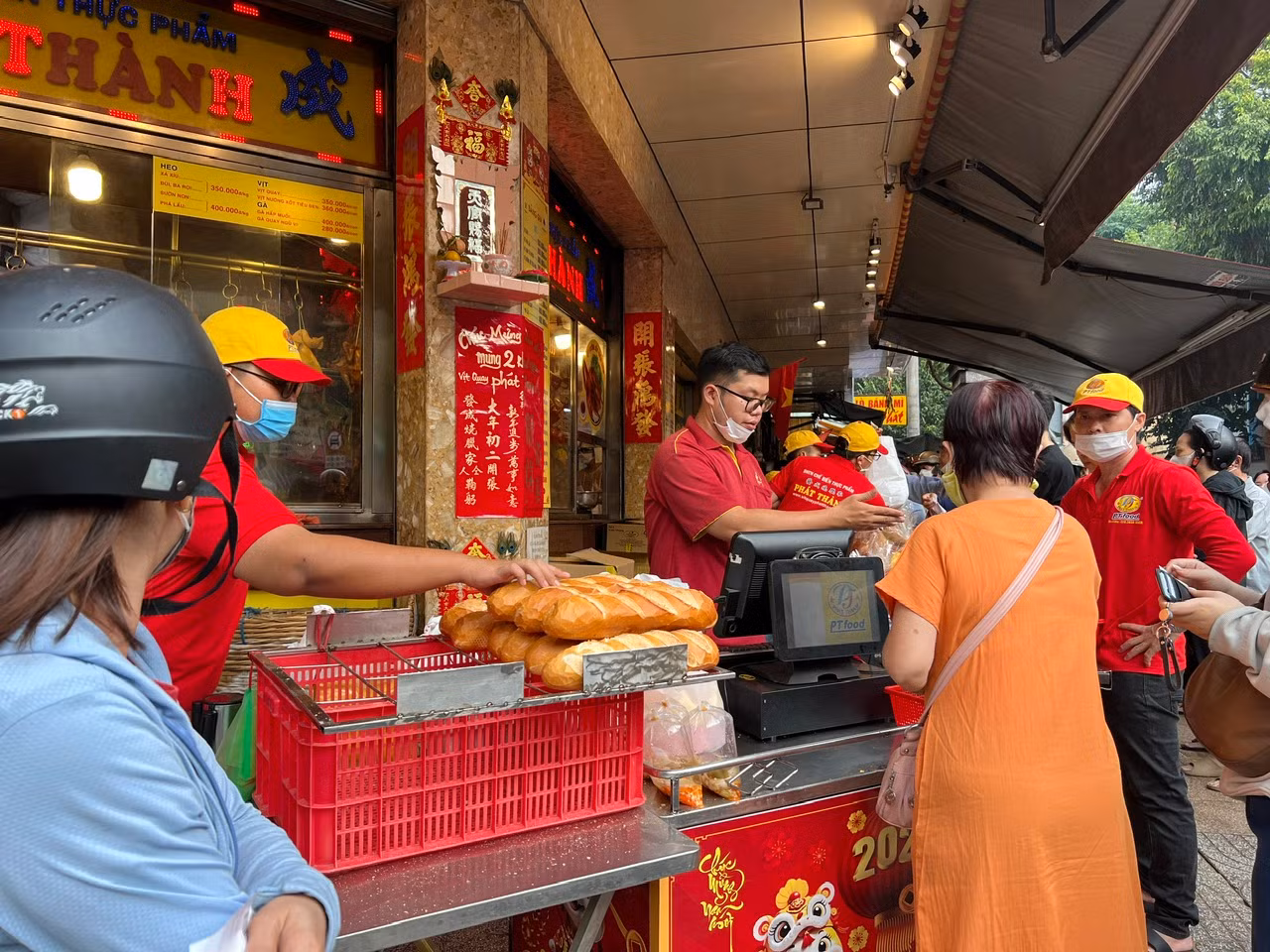 Vì vậy, vào ngày mùng 10 tháng Giêng hàng năm, người dân thường tổ chức lễ cúng vía Thần Tài, để cầu mong công việc làm ăn thuận lợi, may mắn. Vì vậy, vào ngày mùng 10 tháng Giêng hàng năm, người dân thường tổ chức lễ cúng vía Thần Tài, để cầu mong công việc làm ăn thuận lợi, may mắn.