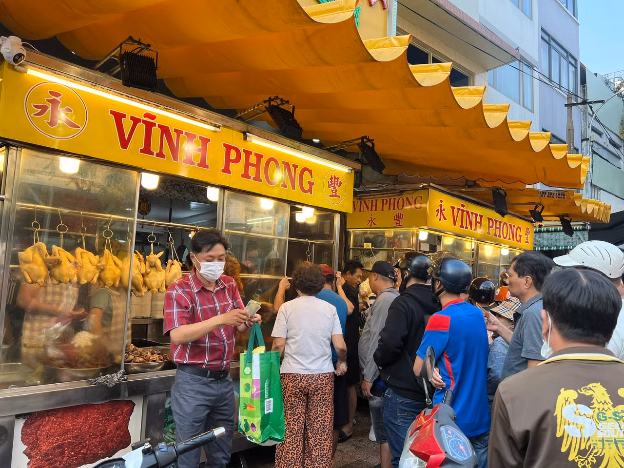 Ngày 7/2 (mùng 10 tháng Giêng), nhiều người xếp hàng mua heo quay, gà vịt quay... để bày mâm cúng ngày vía Thần Tài. Đối với nhiều người, nhất là dân kinh doanh, Thần Tài và Thổ Địa là hai vị thần vô cùng quan trọng, mang lại may mắn và tài lộc cho gia chủ trong suốt năm. Ngày 7/2 (mùng 10 tháng Giêng), nhiều người xếp hàng mua heo quay, gà vịt quay... để bày mâm cúng ngày vía Thần Tài. Đối với nhiều người, nhất là dân kinh doanh, Thần Tài và Thổ Địa là hai vị thần vô cùng quan trọng, mang lại may mắn và tài lộc cho gia chủ trong suốt năm.