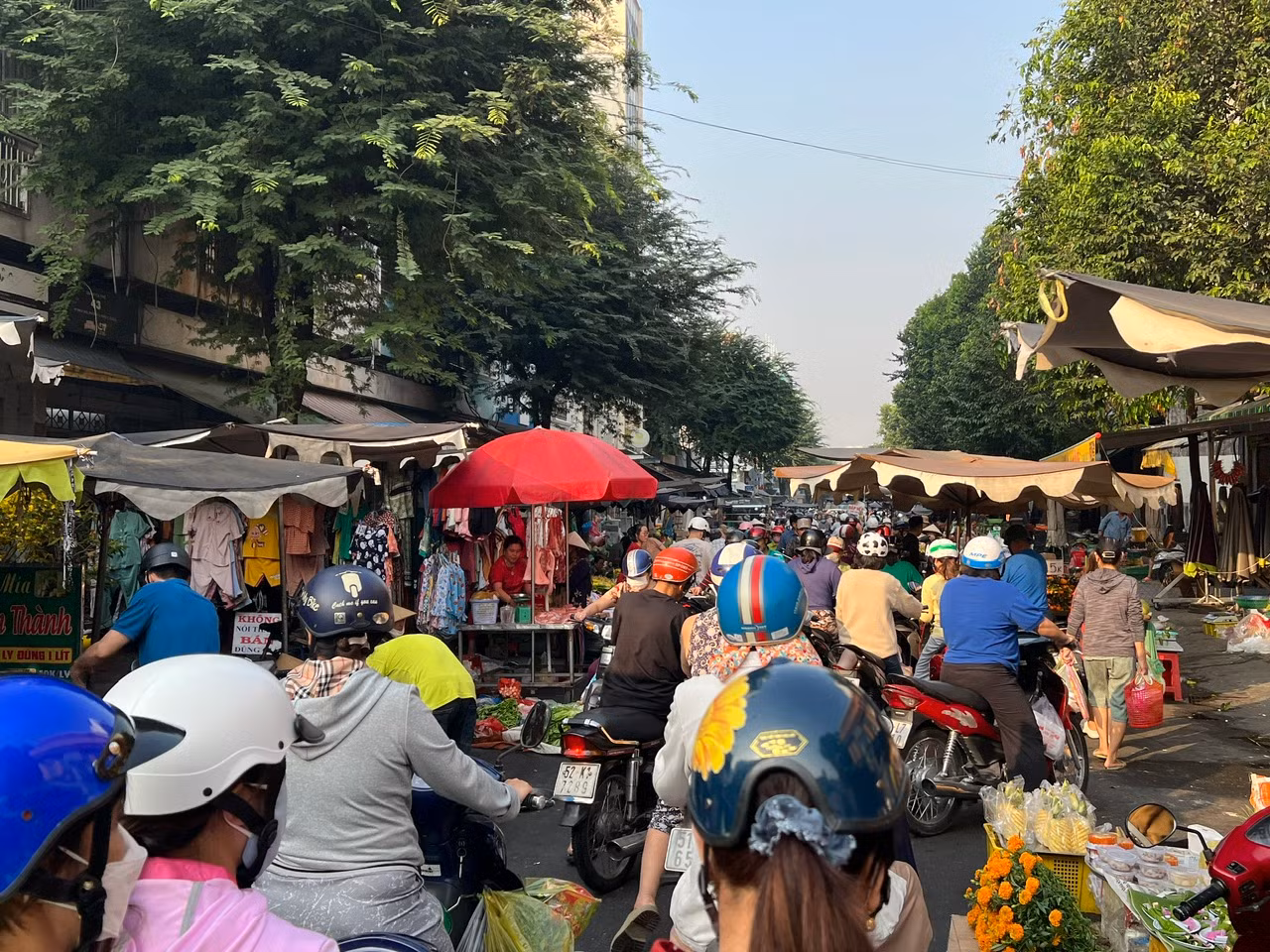 Dù đã trưa, đường vào chợ vẫn đông nghịt khách Dù đã trưa, đường vào chợ vẫn đông nghịt khách