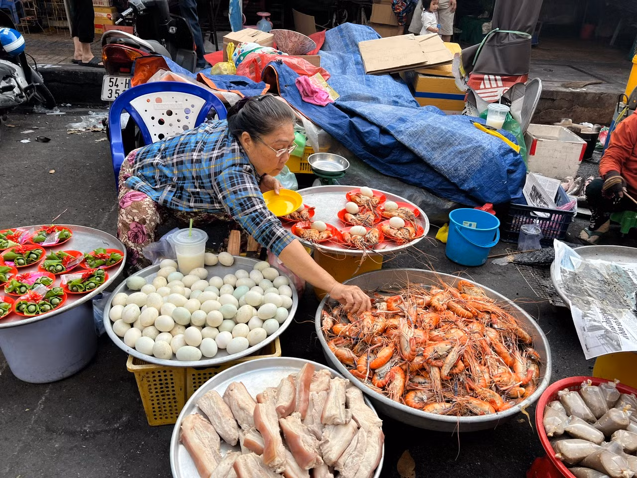 Trong ngày vía Thần Tài, mâm cúng tam sên thường có một phần thịt lợn luộc hoặc quay, 3 con tôm hấp và 3 quả trứng luộc. Giá cả thịt, tôm, trứng... đều có giá tăng từ 10 - 15% so với ngày thường. Như tôm càng xanh giá 400.000 đồng/kg, tăng gấp đôi ngày thường. Trong ngày vía Thần Tài, mâm cúng tam sên thường có một phần thịt lợn luộc hoặc quay, 3 con tôm hấp và 3 quả trứng luộc. Giá cả thịt, tôm, trứng... đều có giá tăng từ 10 - 15% so với ngày thường. Như tôm càng xanh giá 400.000 đồng/kg, tăng gấp đôi ngày thường.