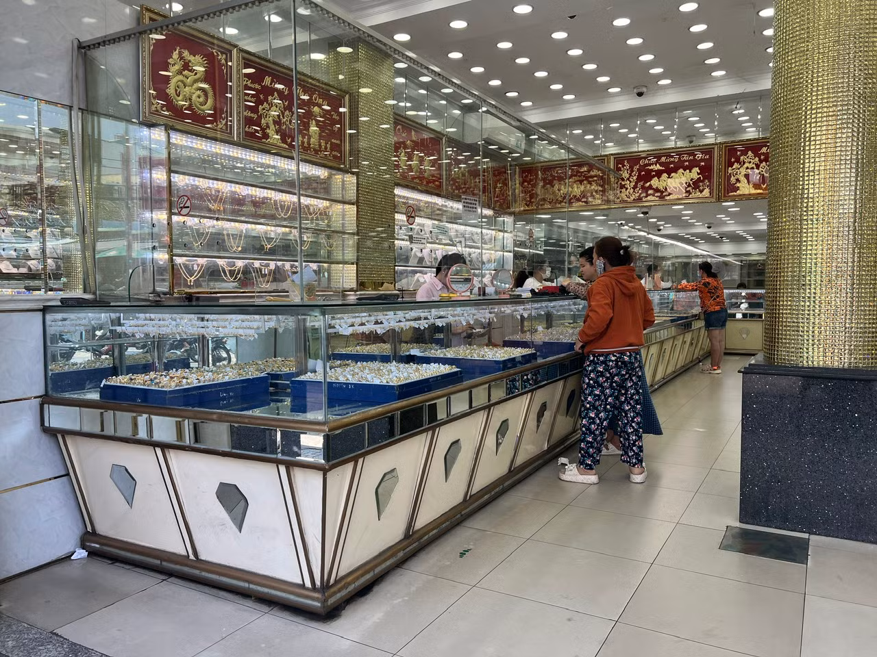Một tiệm vàng có tiếng ở quận 6 chỉ có vài khách đến xem nữ trang Một tiệm vàng có tiếng ở quận 6 chỉ có vài khách đến xem nữ trang