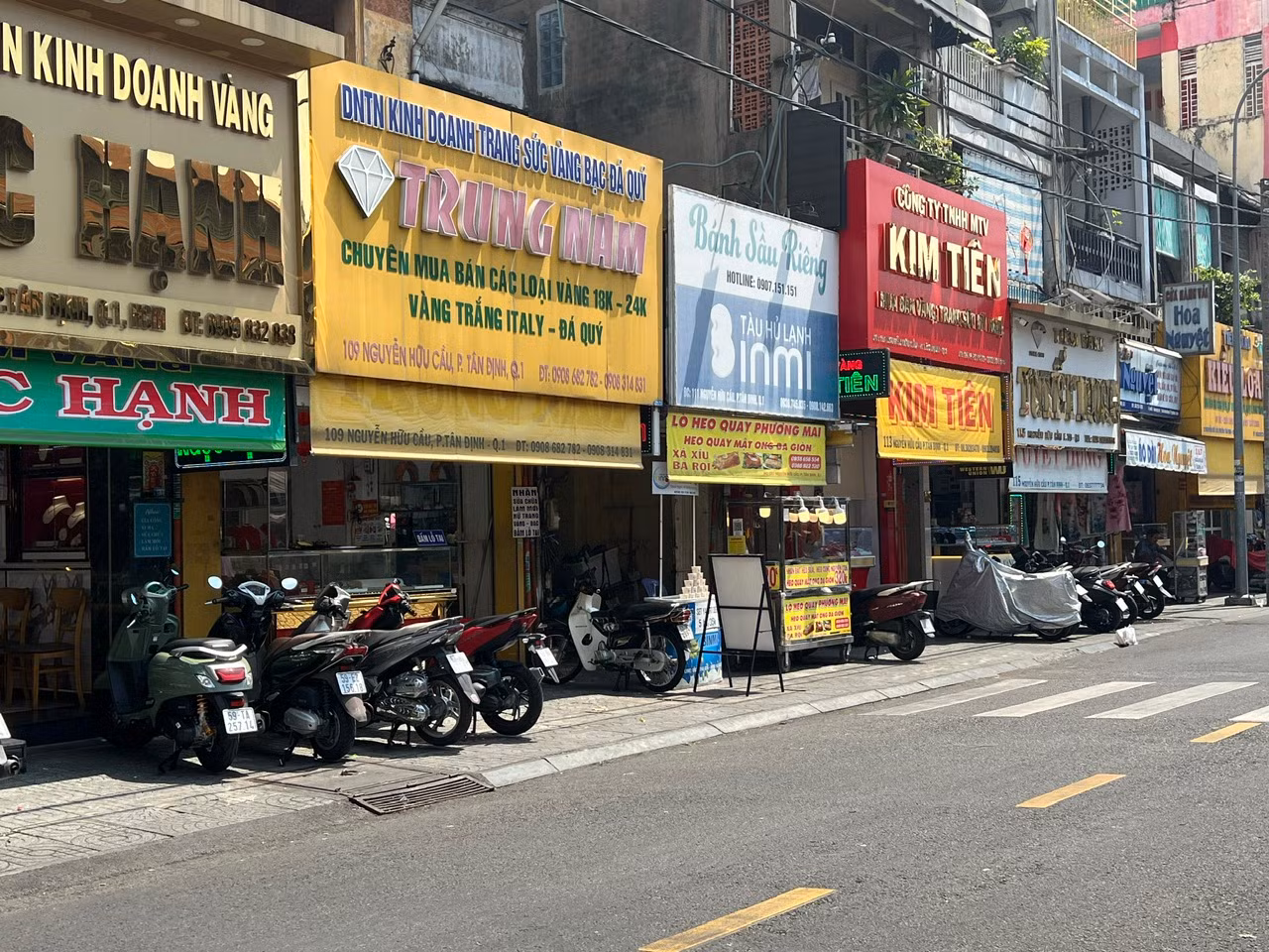 Loạt tiệm vàng trên đường Hai Bà Trưng (quận 1) vắng khách Loạt tiệm vàng trên đường Hai Bà Trưng (quận 1) vắng khách