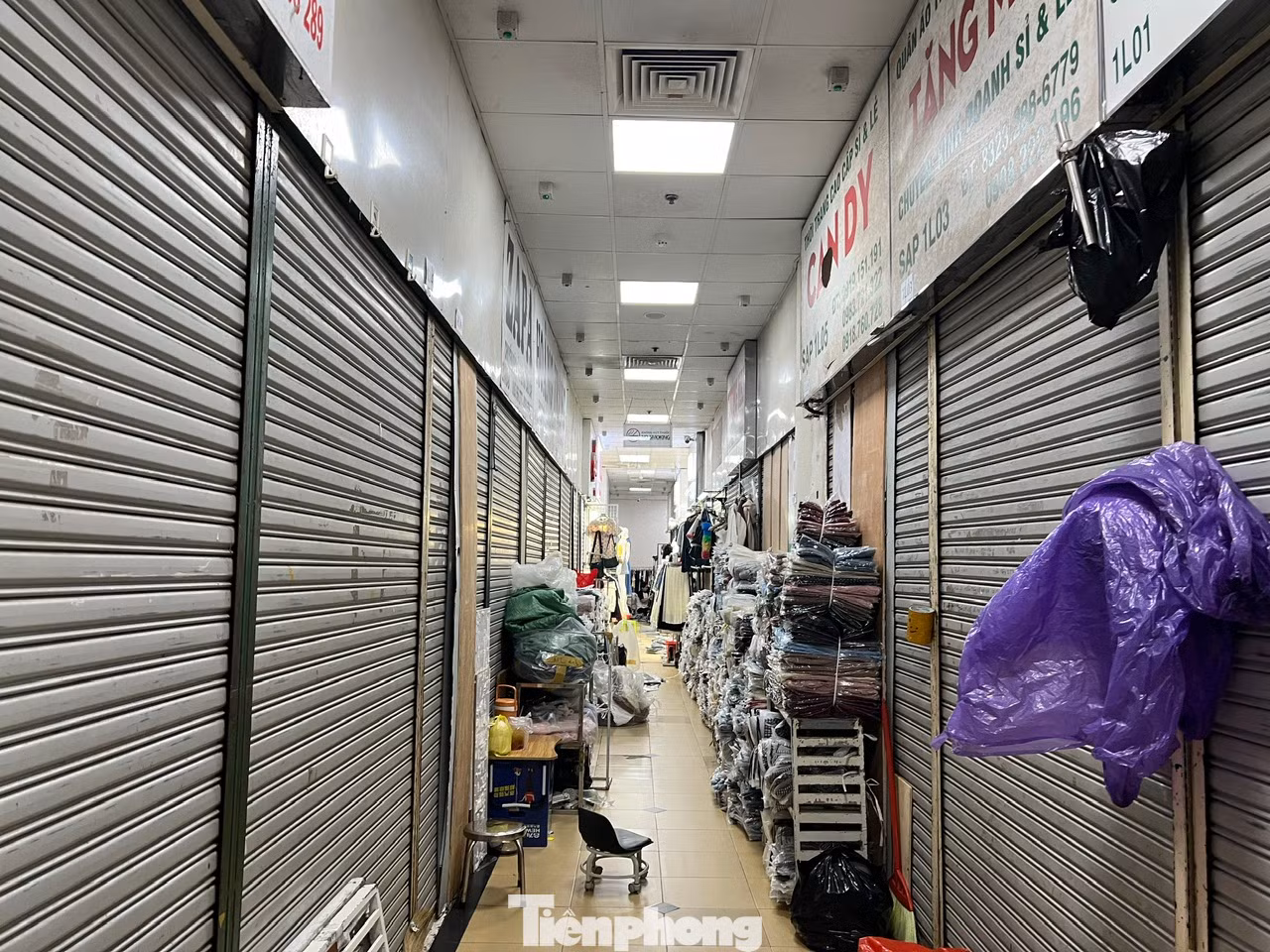 Hàng loạt quầy hàng tại An Đông Plaza đóng cửa im lìm. "Nhiều quầy hàng nghỉ từ đầu năm nay rồi, họ chuyển sang kinh doanh online, các ki-ốt này trở này kho để chứa đồ thôi" - bà Thủy (kinh doanh thời trang trẻ em) cho biết. Hàng loạt quầy hàng tại An Đông Plaza đóng cửa im lìm. "Nhiều quầy hàng nghỉ từ đầu năm nay rồi, họ chuyển sang kinh doanh online, các ki-ốt này trở này kho để chứa đồ thôi" - bà Thủy (kinh doanh thời trang trẻ em) cho biết.