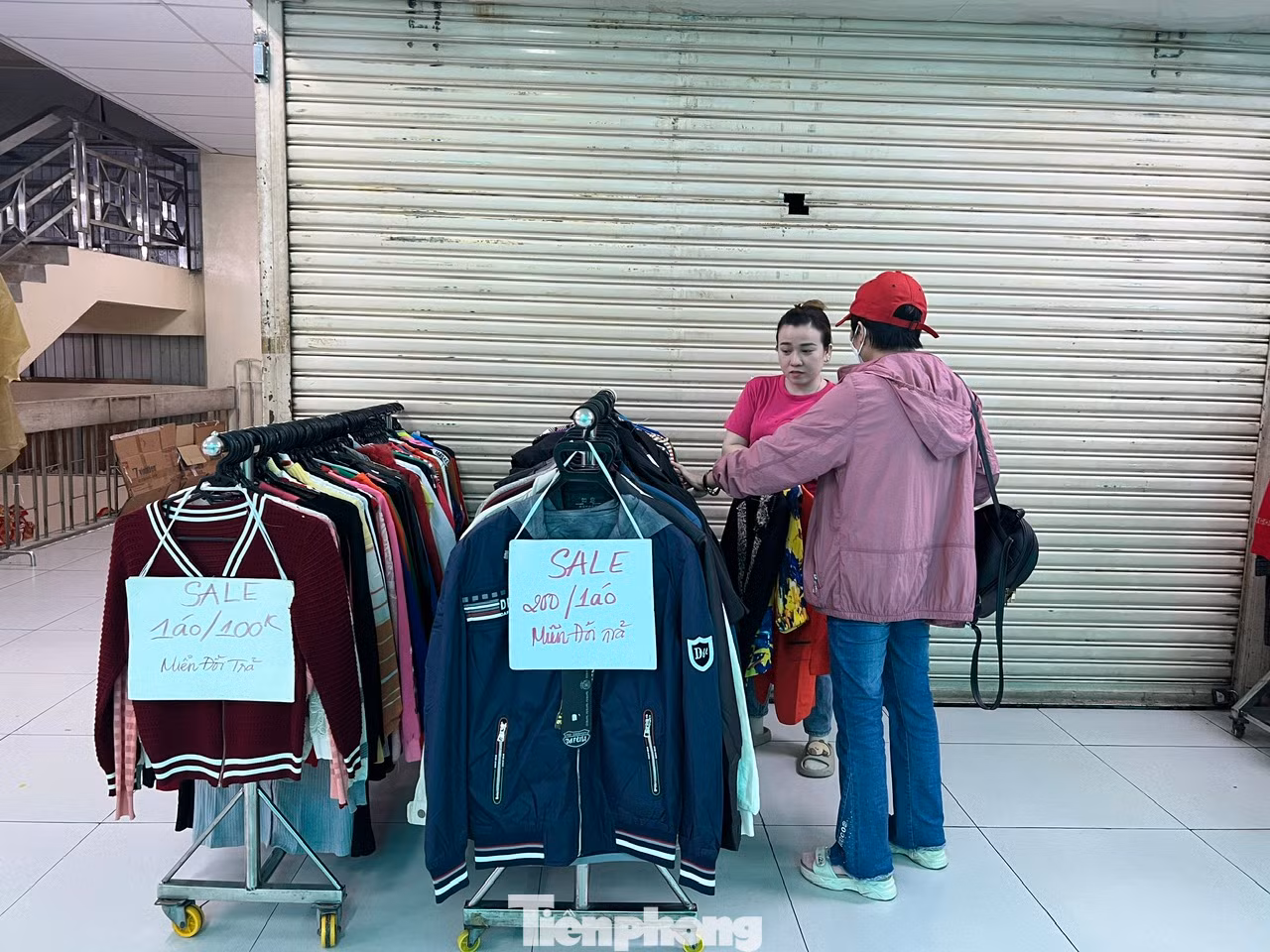 Áo sale chỉ 100.000 - 200.000 đồng/cái hiếm hoi mới có một vị khách đến xem Áo sale chỉ 100.000 - 200.000 đồng/cái hiếm hoi mới có một vị khách đến xem