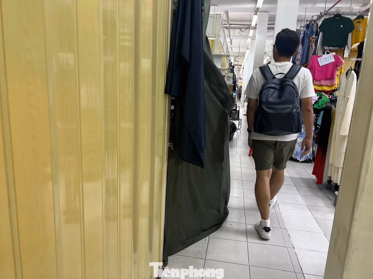 Khi du khách hỏi về việc đóng cửa, tiểu thương nói thẳng "để không bị kiểm tra". Những quầy hàng còn mở cửa kinh doanh đa số là các mặt hàng thời trang trong nước. Khi du khách hỏi về việc đóng cửa, tiểu thương nói thẳng "để không bị kiểm tra". Những quầy hàng còn mở cửa kinh doanh đa số là các mặt hàng thời trang trong nước.