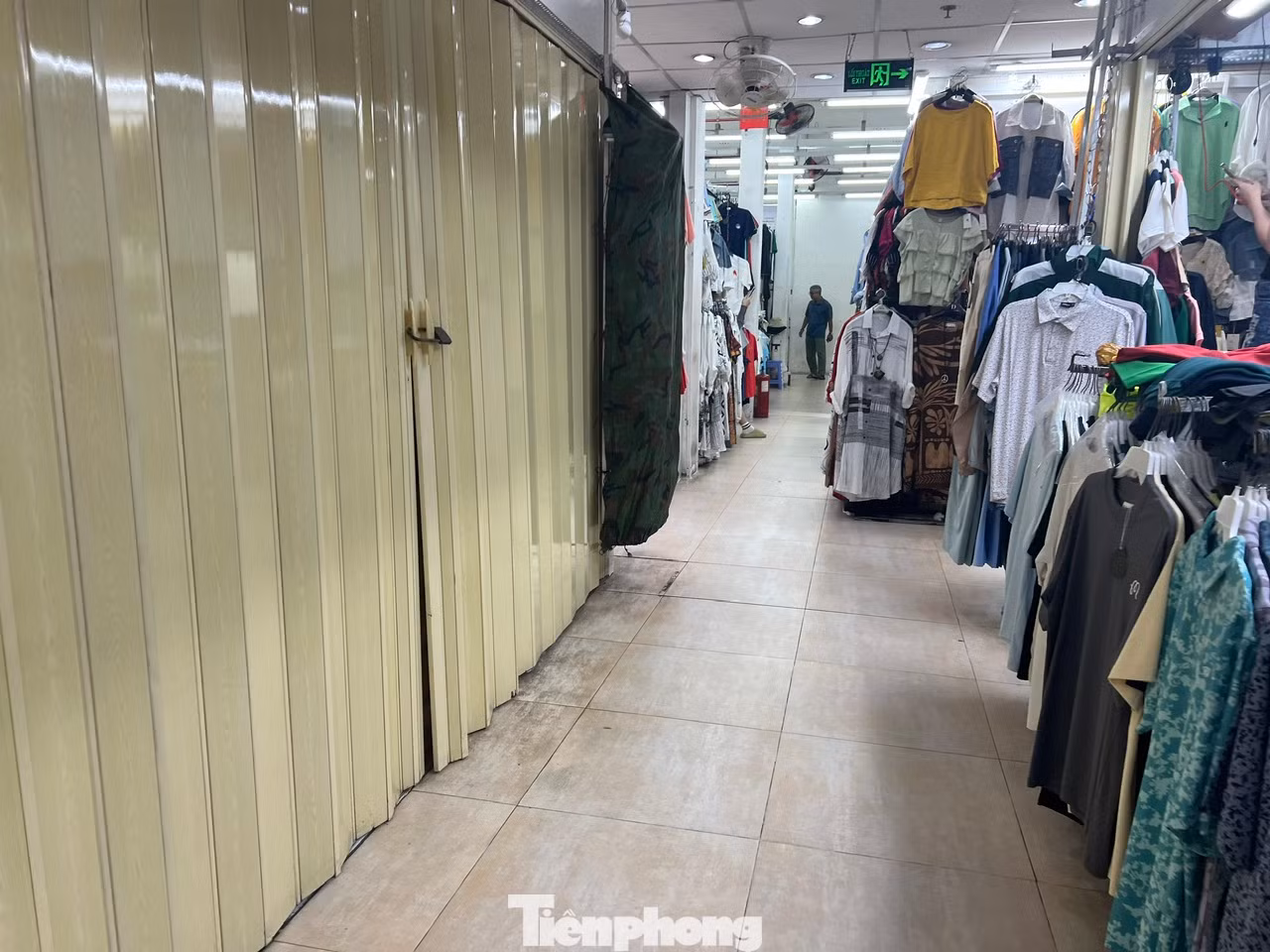 Trưa 10/6, Trung tâm thương mại Saigon Square (quận 1, TPHCM) rất vắng vẻ, nhiều ki-ốt đóng cửa im lìm. Tình trạng tiểu thương đóng cửa bắt đầu từ việc quản lý thị trường TPHCM kiểm tra hồi cuối tháng 5/2025, thu giữ hàng nghìn sản phẩm thời trang nghi giả, nhái. Trưa 10/6, Trung tâm thương mại Saigon Square (quận 1, TPHCM) rất vắng vẻ, nhiều ki-ốt đóng cửa im lìm. Tình trạng tiểu thương đóng cửa bắt đầu từ việc quản lý thị trường TPHCM kiểm tra hồi cuối tháng 5/2025, thu giữ hàng nghìn sản phẩm thời trang nghi giả, nhái.