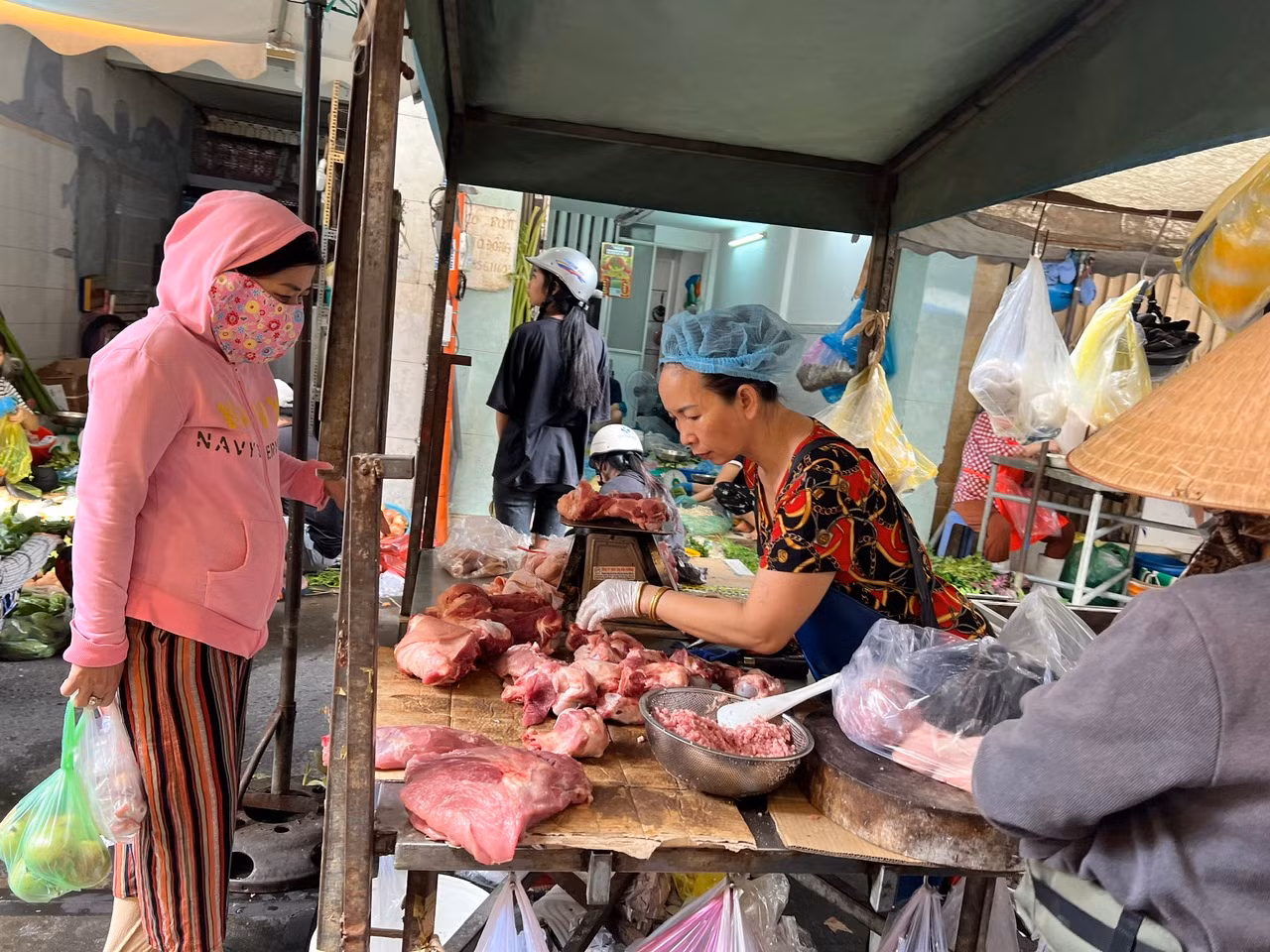 Tiểu thương lo lắng khi giá thịt heo tăng cao khiến việc kinh doanh càng thêm ế ẩm.
