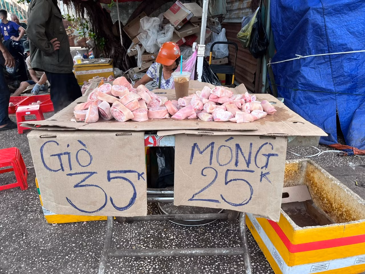 Heo nhập khẩu có giá rẻ chỉ bằng một nửa thịt heo trong nước