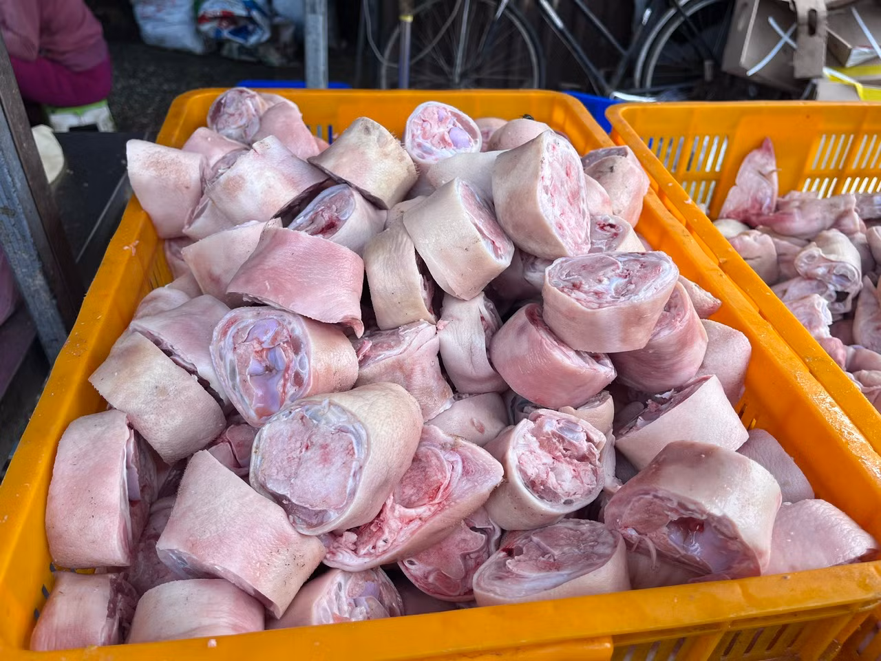 Heo nhập khẩu có giá rẻ chỉ bằng một nửa thịt heo trong nước