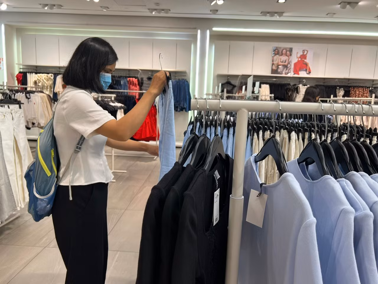 Khách mua hàng thời trang tại H&M chỉ được trả tiền mặt hoặc cà thẻ qua máy POS, không chấp nhận quét mã QR hoặc chuyển tiền bằng điện thoại. Khách mua hàng thời trang tại H&M chỉ được trả tiền mặt hoặc cà thẻ qua máy POS, không chấp nhận quét mã QR hoặc chuyển tiền bằng điện thoại.