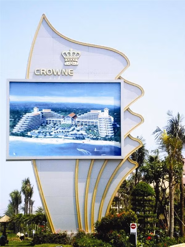 Chữ “casino” trong bảng hiệu “Crowne Casino” dựng trước cổng khu du lịch của Silver Shores Hoàng Đạt đã được dỡ bỏ. Ảnh: Nguyễn Huy