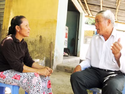 Ông Trần Công Tương vận động người dân trong thôn tình nguyện hiến giác mạc. Ảnh H. Văn. Ông Trần Công Tương vận động người dân trong thôn tình nguyện hiến giác mạc. Ảnh H. Văn