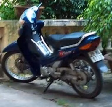 Chiếc xe máy Đức chở bà H. lên cầu Đuống để 