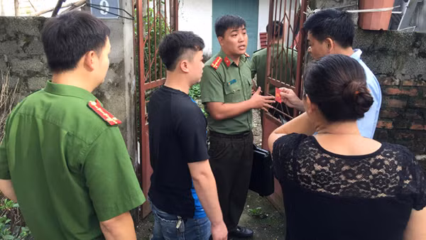 Công an khám nhà cán bộ chấm thi ở Hoà Bình ảnh 2