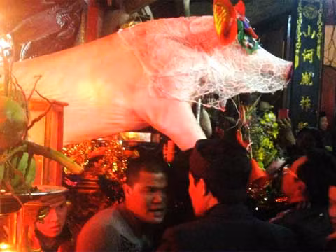 Khi đến đình, bàn độc của các xóm được xếp dọc hai bên sân đình ngoài và sân đình trong, riêng lễ lợn được khiêng vào đại đình và hậu cung để các cụ bô lão làm lễ
