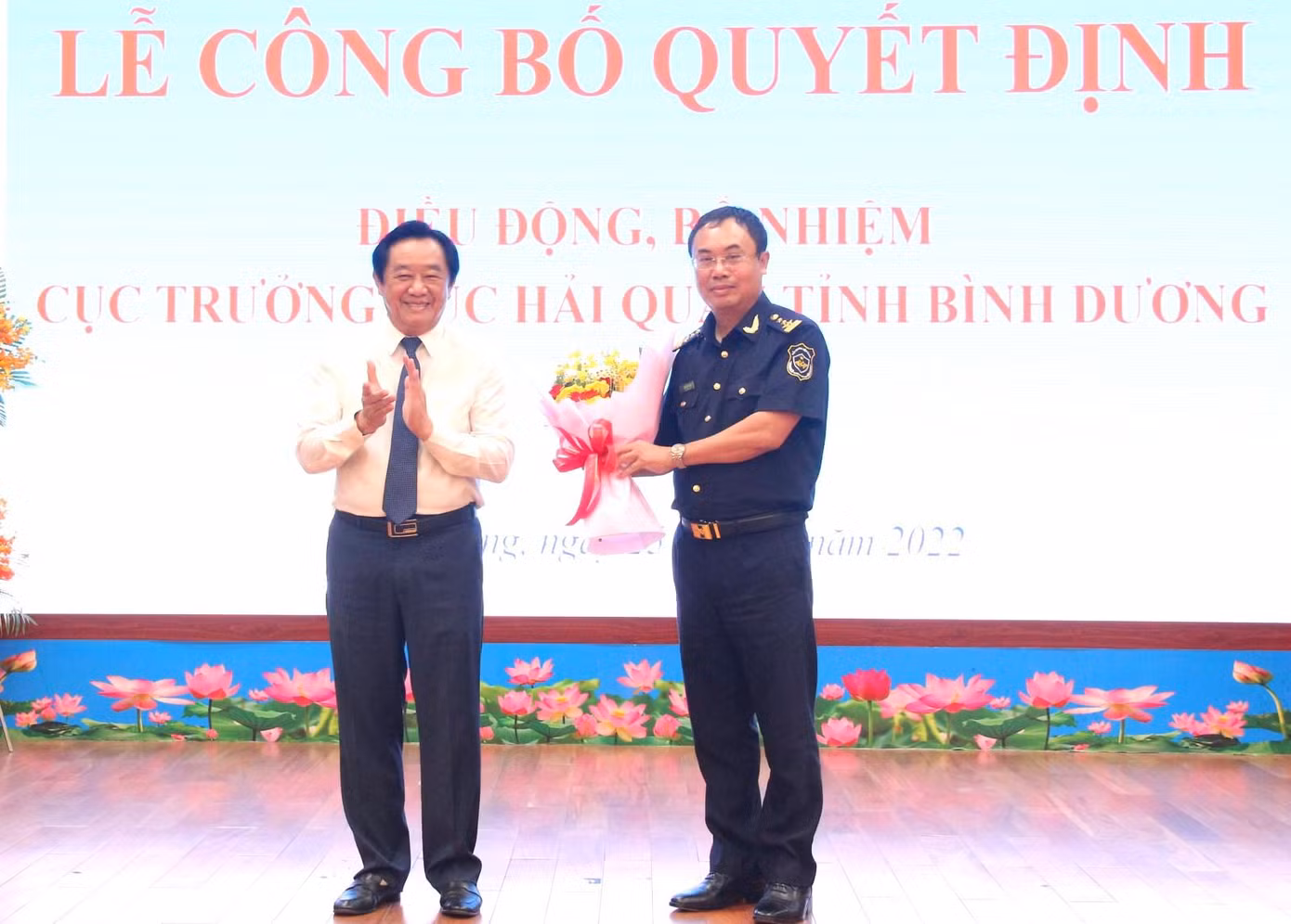 Phó Bí thư Thường trực Tỉnh ủy Bình Dương Nguyễn Hoàng Thao (bìa trái) tặng hoa chúc mừng tân Cục trưởng Cục Hải quan Bình Dương