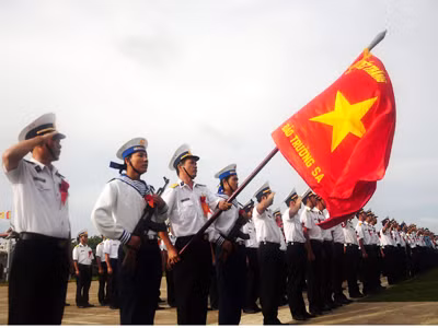 Chiến sĩ và cở Quyết thắng trên Trường Sa Lớn. Ảnh trong bài của: Tạ Ngọc Hưng (VOV) và Trần Việt (TTXVN)