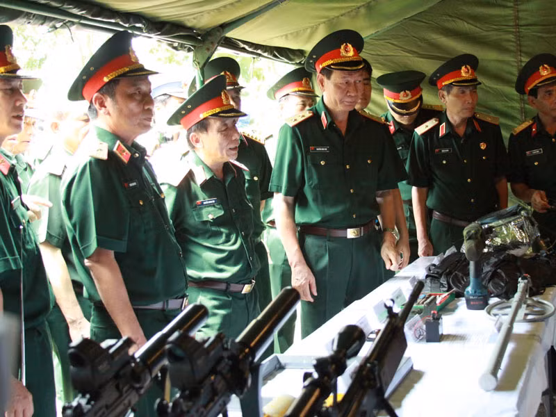 Trung tướng Nguyễn Trung Thu và các đại biểu thăm quan gian trưng bày trang bị, vũ khí cho lực lượng chống khủng bố quân đội. Trung tướng Nguyễn Trung Thu và các đại biểu thăm quan gian trưng bày trang bị, vũ khí cho lực lượng chống khủng bố quân đội