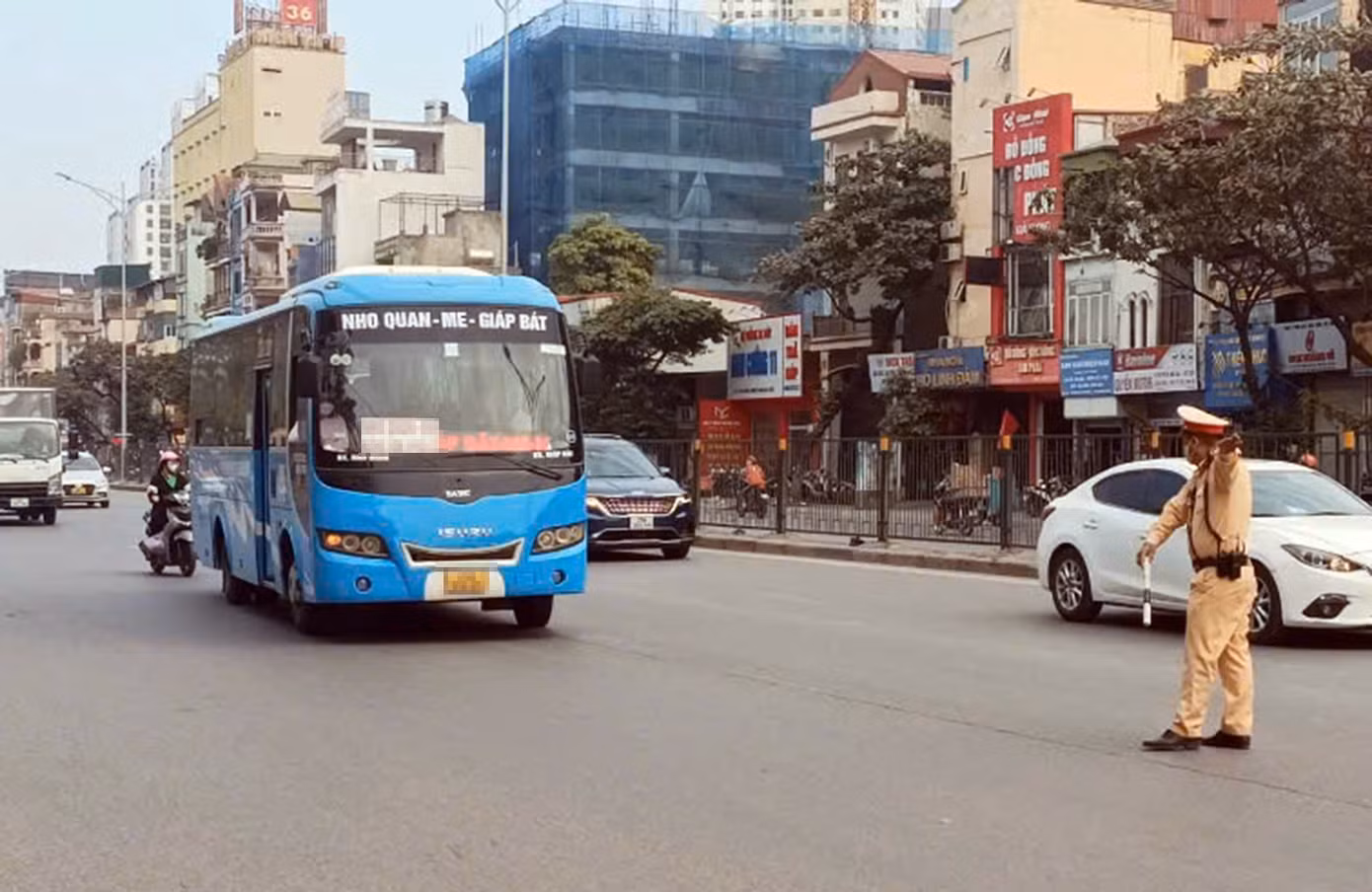 CSGT làm nhiệm vụ trên đường Giải Phóng (Hà Nội).