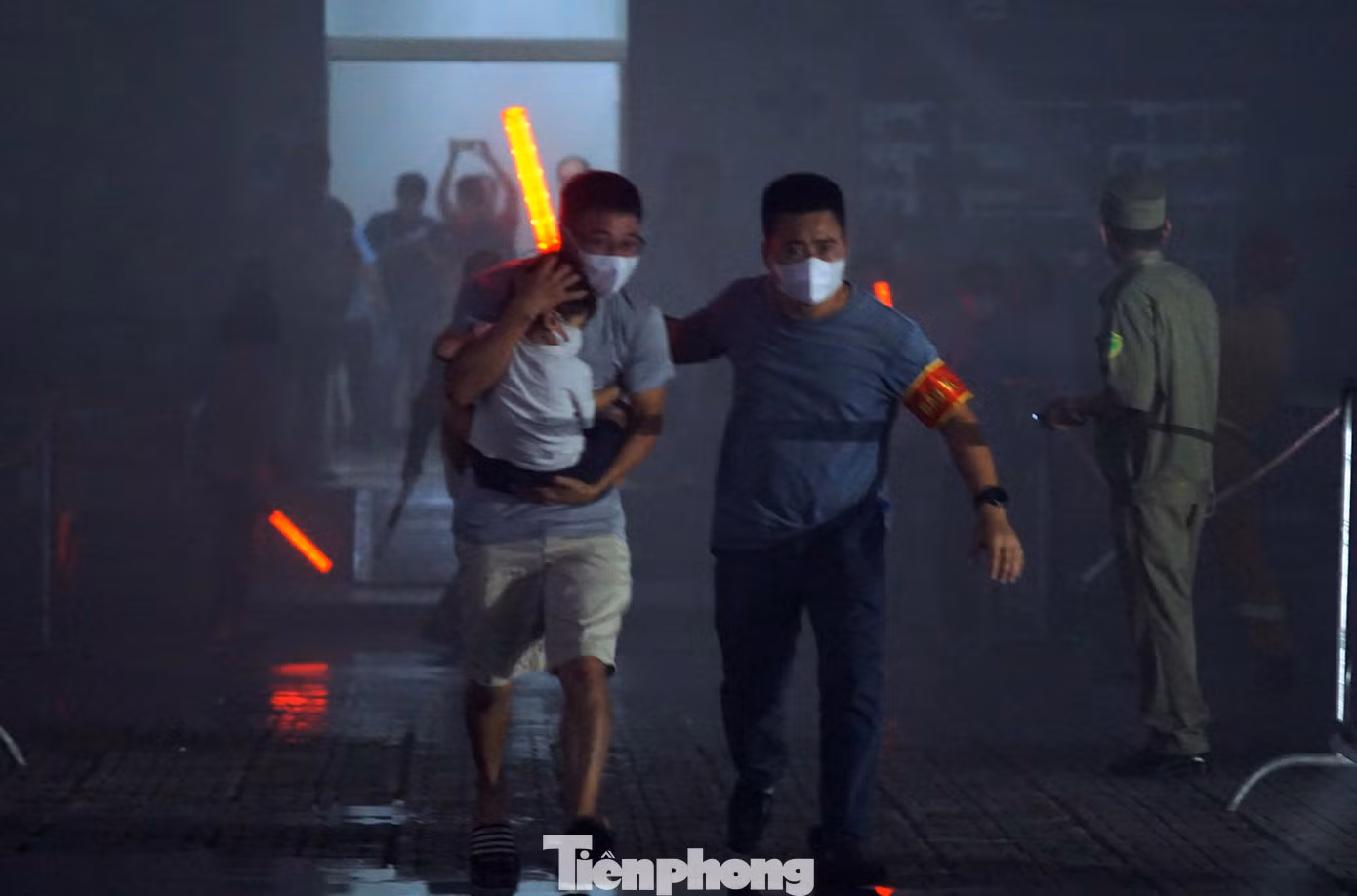 Tối 31/10, Công an TP Hà Nội tổ chức thực tập phương án chữa cháy và cứu nạn, cứu hộ cấp thành phố, huy động nhiều lực lượng, phương tiện tham gia tại chung cư HH1 Linh Đàm (Hoàng Mai, Hà Nội). Buổi diễn tập có sự tham gia của đông đảo người dân và hàng trăm cán bộ, chiến sĩ các lực lượng...