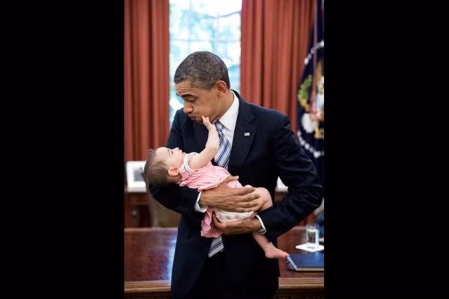 Tổng thống Obama bế bé gái 6 tháng tuổi, con gái của một nhân viên cả Phòng Bầu Dục hôm 14/6/2013