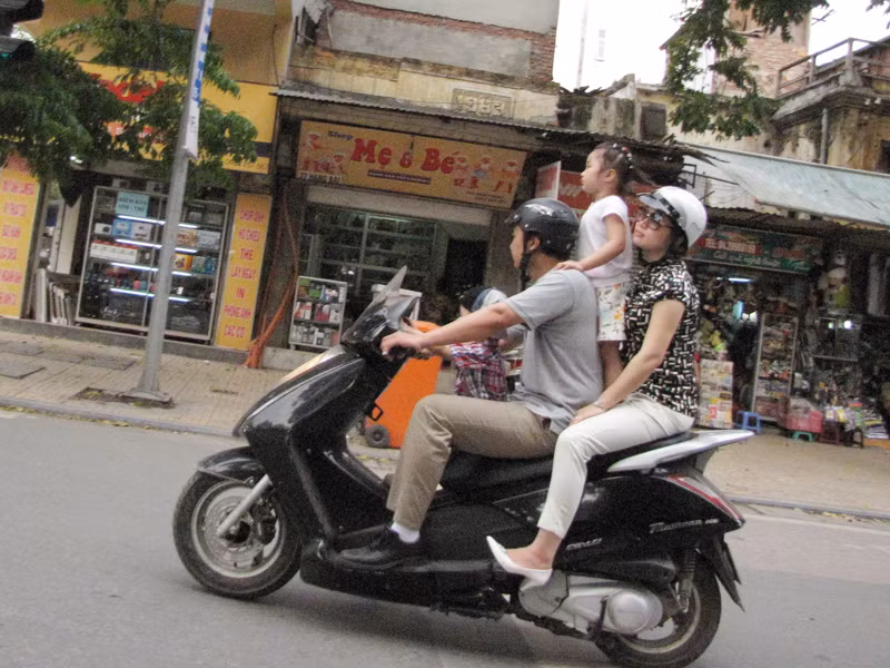 Cho trẻ đứng giữa xe rất nguy hiểm 