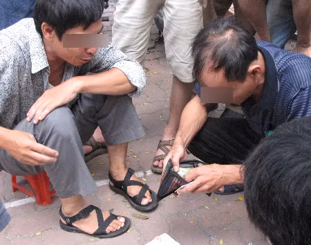 ...chịu thua và trả tiền. Ảnh: Trường Phong.