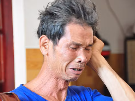 Ông Phạm Học khóc nấc khi có người hỏi thông tin về con. Ảnh: Phú Đức