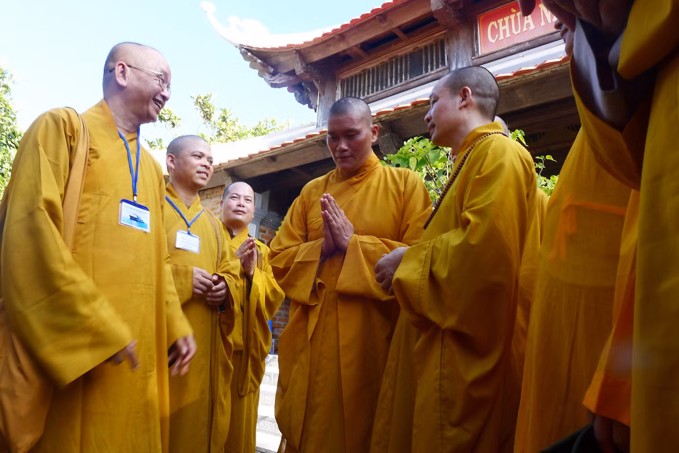 Trụ trì chùa Nam Yết Thích Tâm Trí chắp tay lắng nghe lời chia sẻ của các sư phụ, sư huynh Ảnh: Trần Tuấn