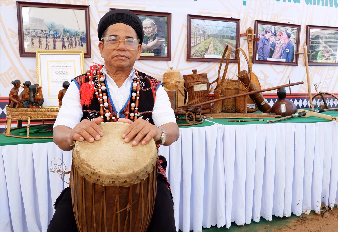 Già làng Đhân bên chiếc trống cổ của người Cơ Tu do già chế tác. Ảnh: Nguyễn Thành Già làng Đhân bên chiếc trống cổ của người Cơ Tu do già chế tác. Ảnh: Nguyễn Thành