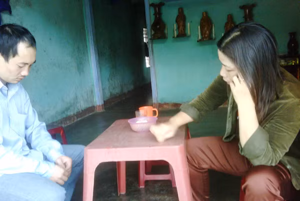 “Bà Hòa” đang trị bệnh cho con bệnh. Ảnh: Nguyễn Huy