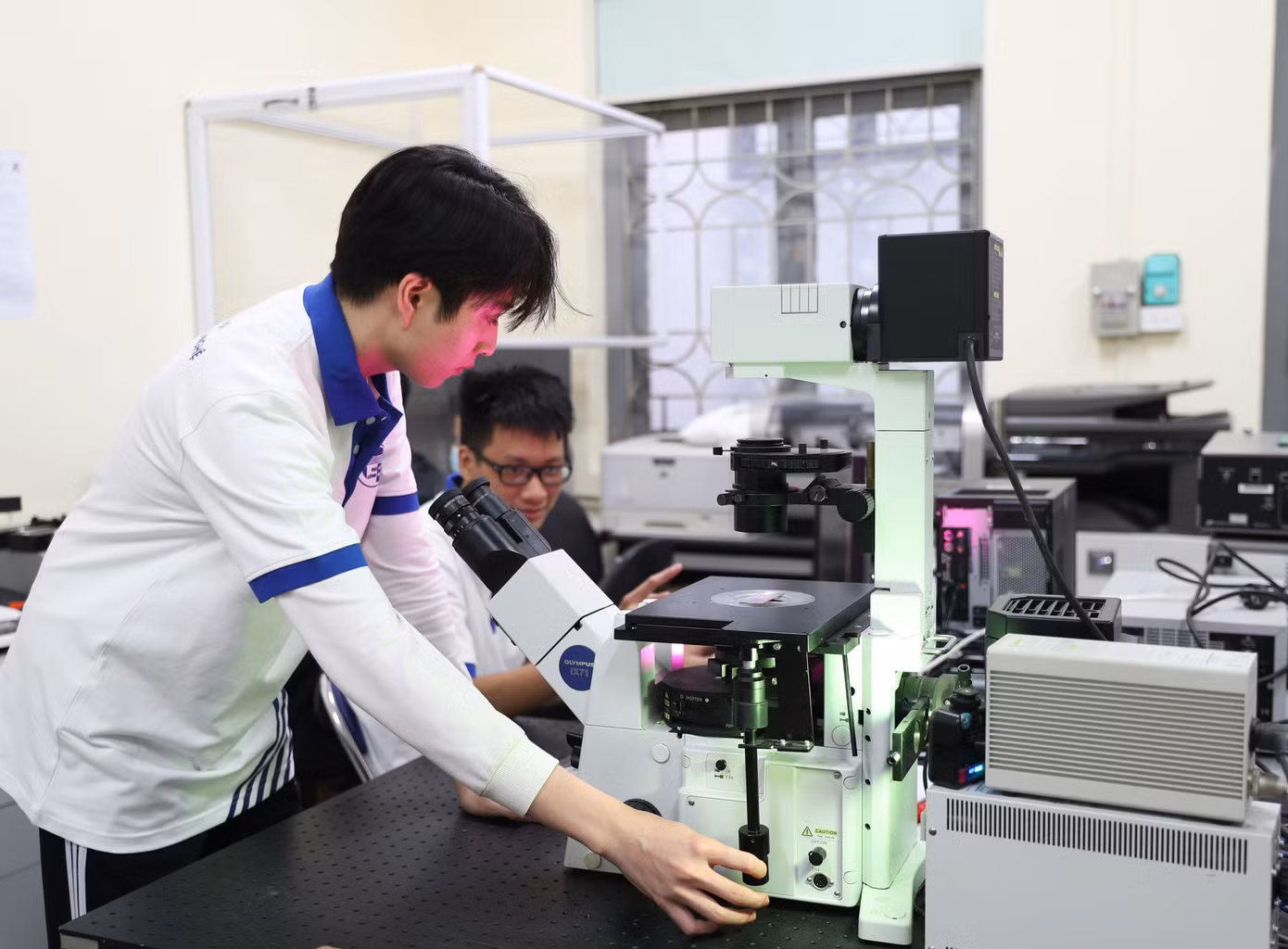 Sinh viên ĐH Quốc gia Hà Nội trong phòng thí nghiệm.