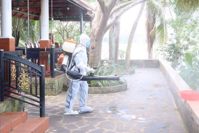 Phun khử trùng tại nhà hàng nơi tổ chức sự kiện có hơn 100 người tham dự