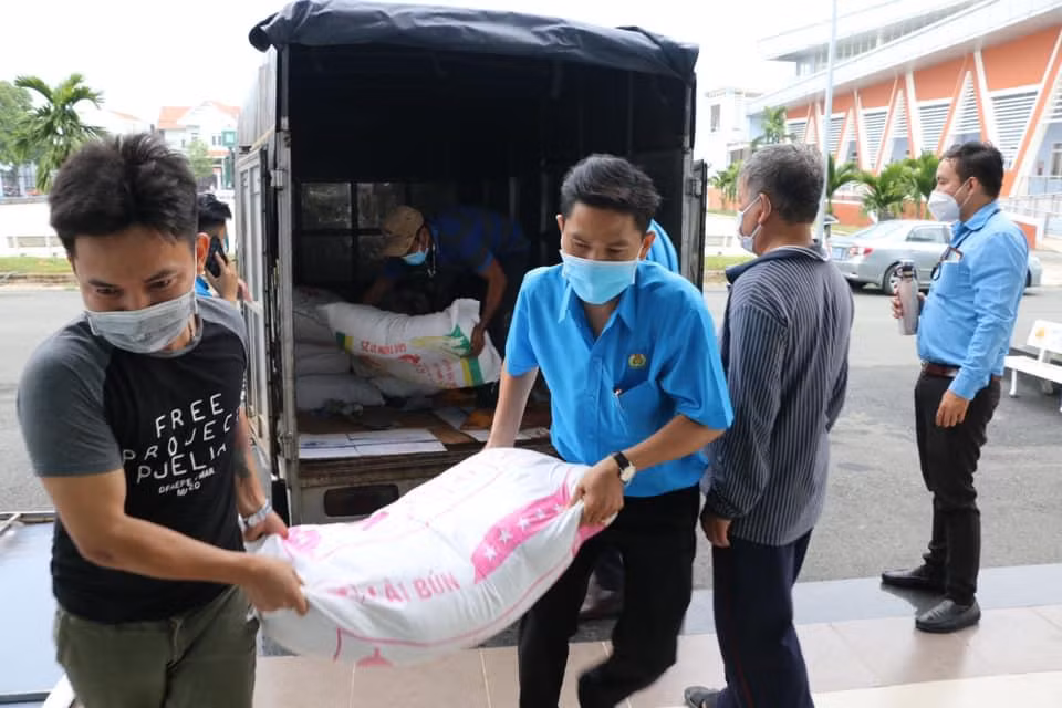 Cán bộ trở thành "công nhân bốc vác" Cán bộ trở thành "công nhân bốc vác"