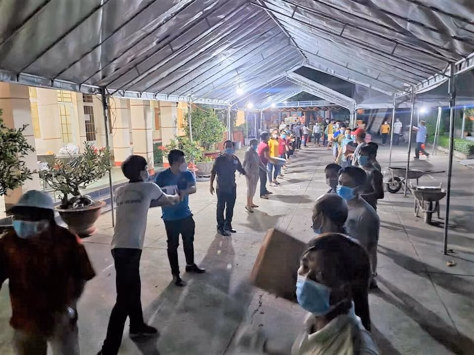 Suốt nhiều ngày liền, cán bộ tại các đơn vị trên địa bàn tỉnh Bình Dương thức đêm vận chuyển hàng cứu trợ người dân khu vực phong tỏa Suốt nhiều ngày liền, cán bộ tại các đơn vị trên địa bàn tỉnh Bình Dương thức đêm vận chuyển hàng cứu trợ người dân khu vực phong tỏa