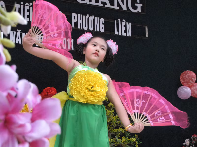Nhiều bạn tự tin biểu diễn văn nghệ trước thầy cô và các bạn.