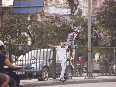 Cảnh thường thấy ở những tuyến đường có dải phân cách. Ảnh: Hoàng Anh